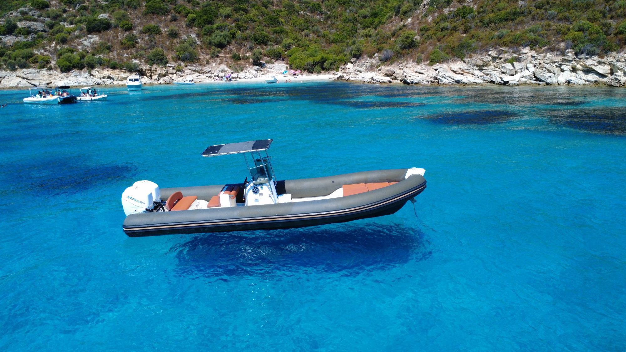 Tempest 900 dans une crique corse