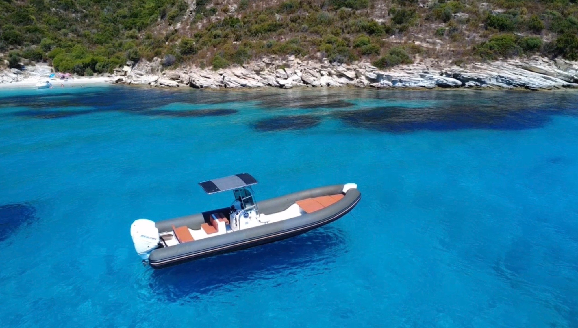 Tempest 900 sur l'eau turquoise